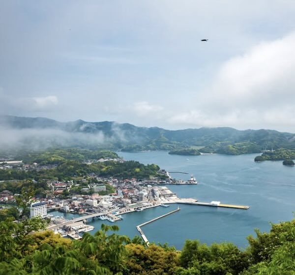 隠岐諸島の海と街並み